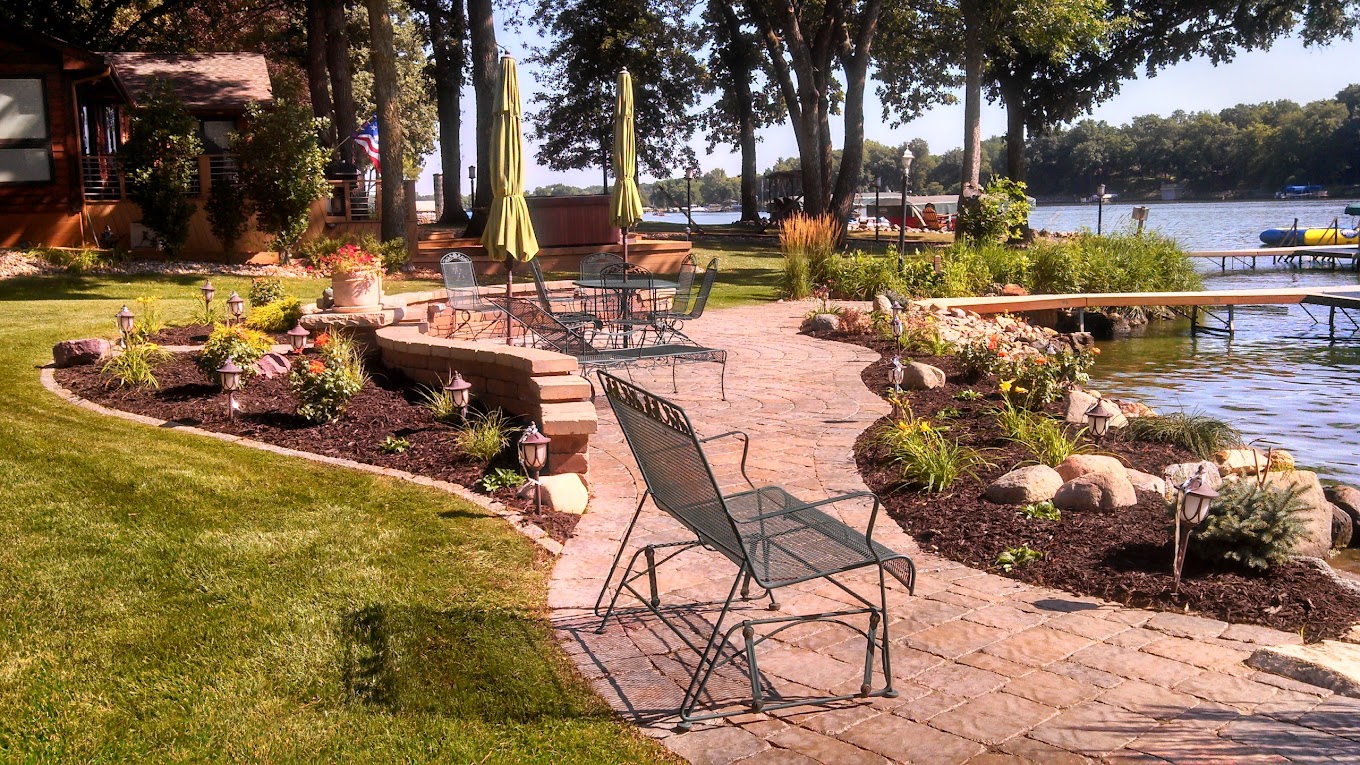 Omaha Turf Management, Strong & Stylish Retaining Walls in Council Bluffs