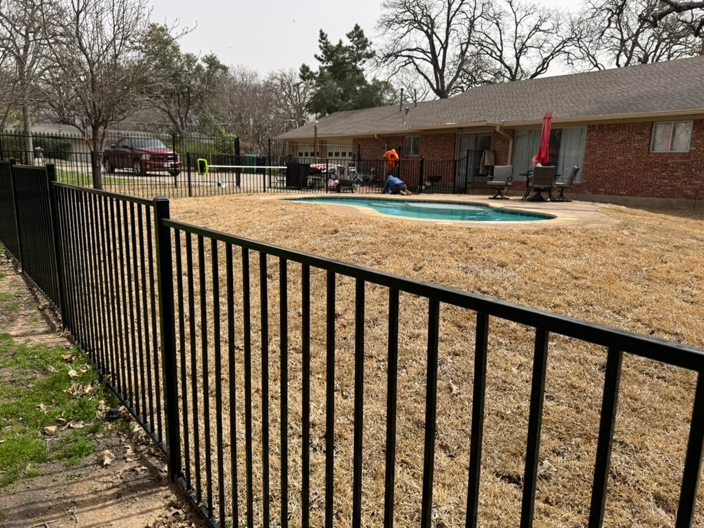 Gallery image 12 — Trex composite fence Double Oak