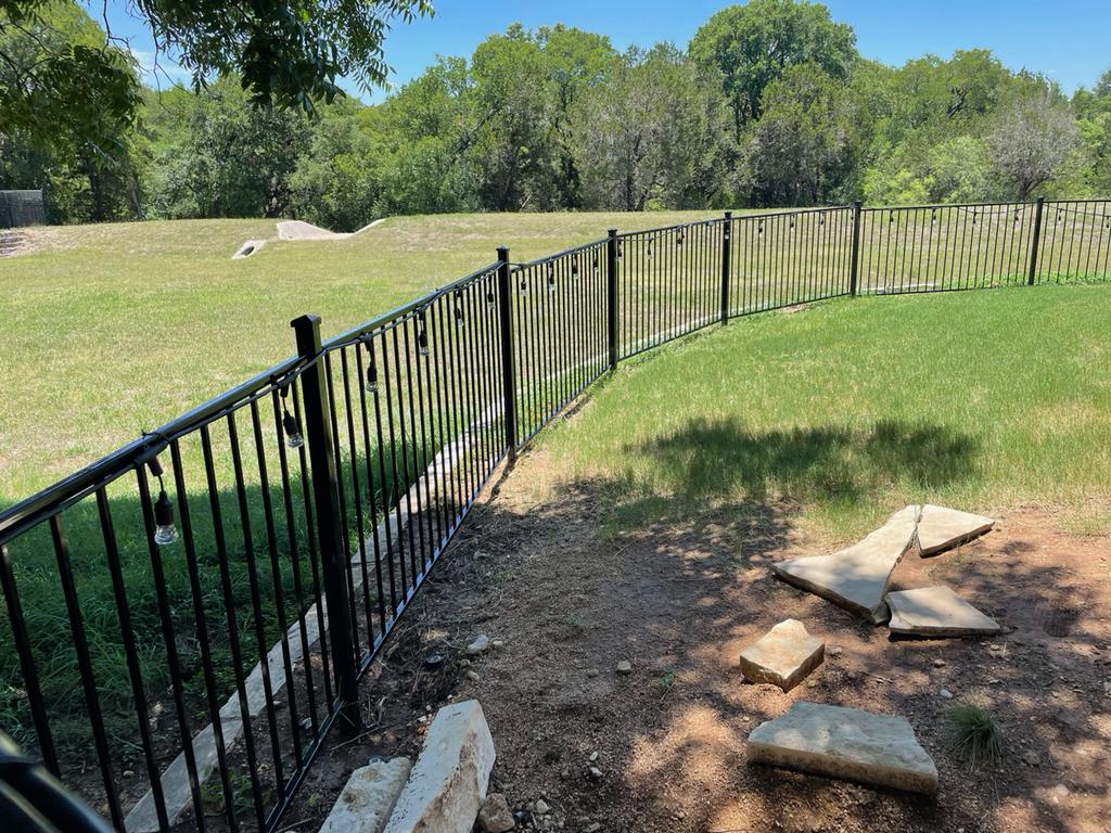 About horizontal fence in Austin