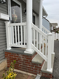 About vinyl railing contractor near me
