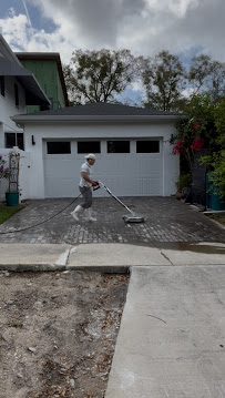 pressure washing in Orlando photo