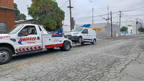 car towing to mechanic shop Los Angeles photo